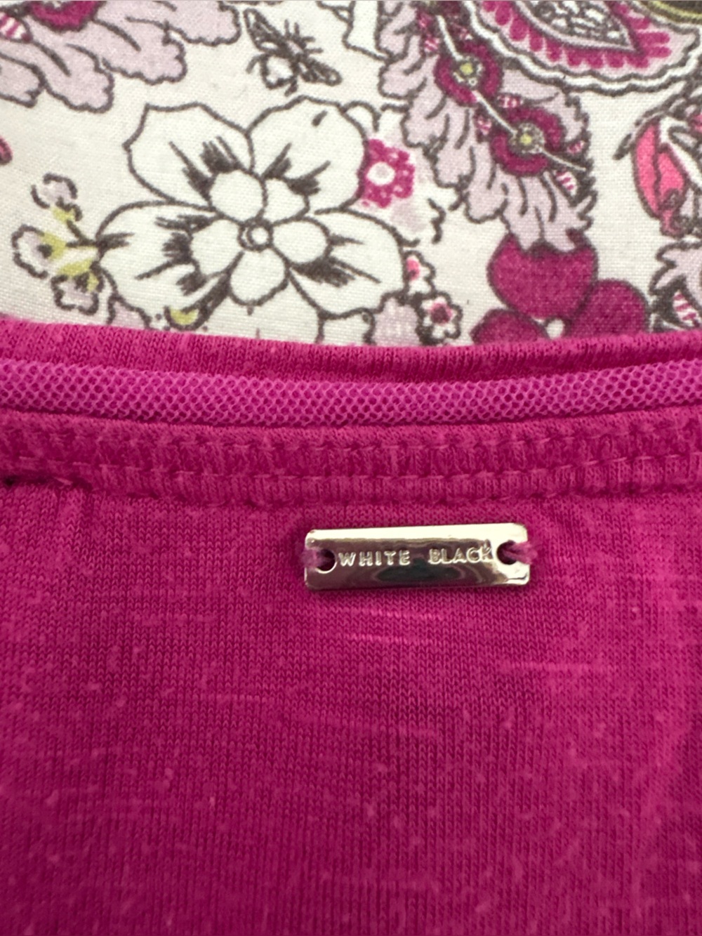 White House Black Market V-Neck Short Sleeve Top in Magenta - Picture 7 of 7